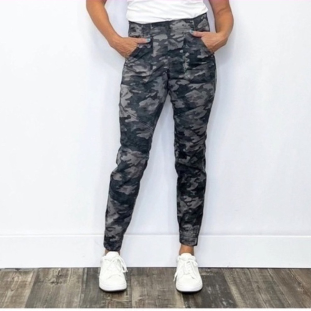 SPANX Casual Stretch Twill Camo Camouflage Cargo Jogger Pants Size Small NWT